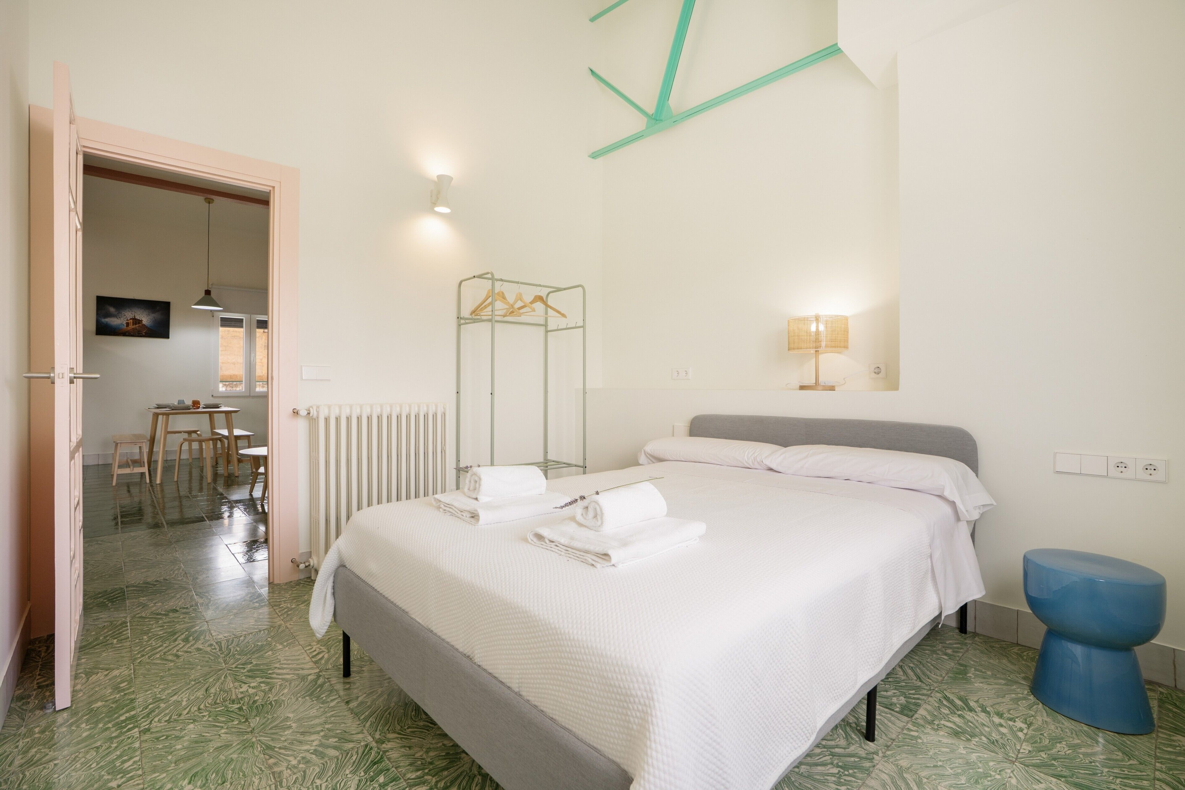 2 dormitorios, tabla de planchar con plancha, wifi y ropa de cama