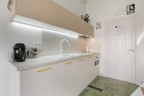 Coffee/tea maker, fridge, microwave, oven