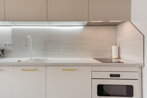 Cafetera y tetera, refrigerador, microondas y horno 
