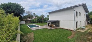 Outdoor dining - Spacious Villa with Pool in a Quiet Setting (Angresse)