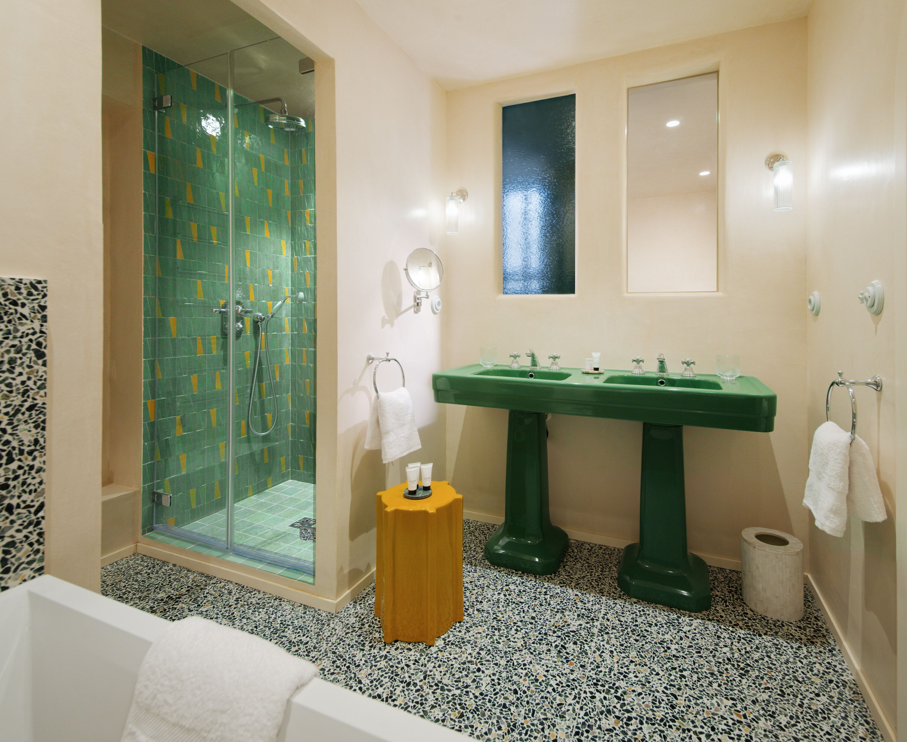 Une salle de bain avec une douche, un lavabo et des toilettes.
