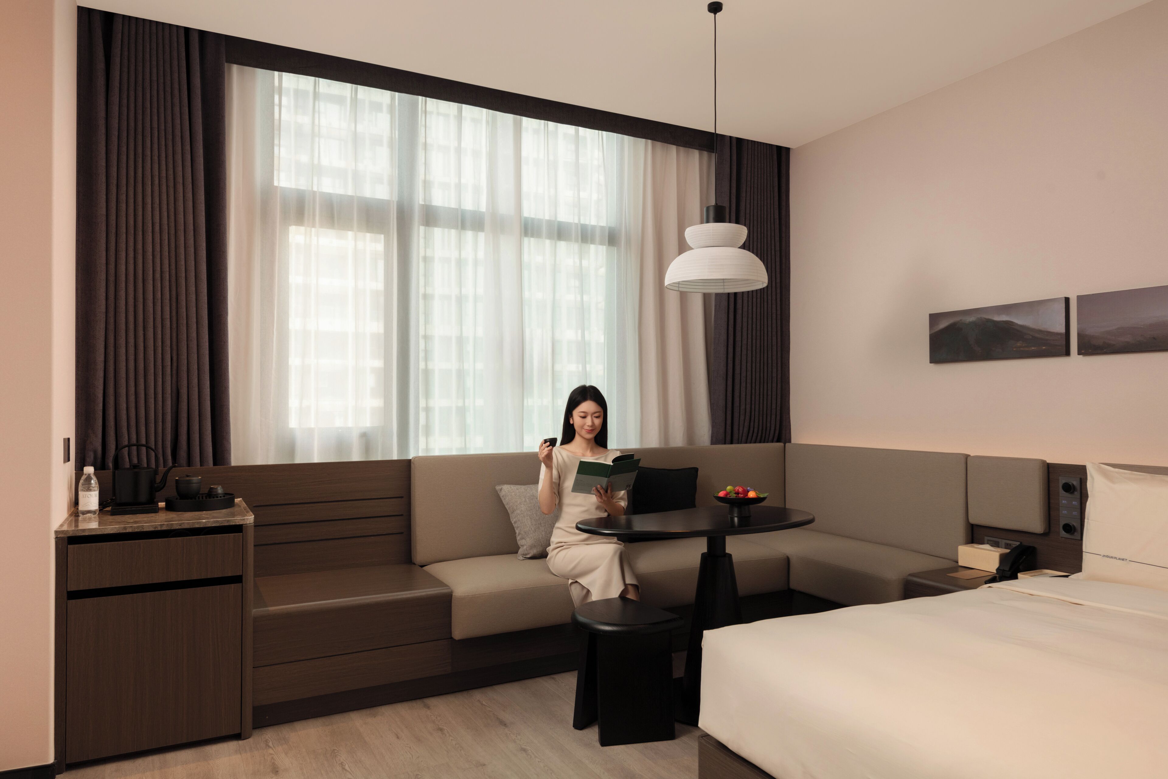Kamar Double Senior | Seprai premium, selimut bulu angsa, busa memori, dan minibar gratis
