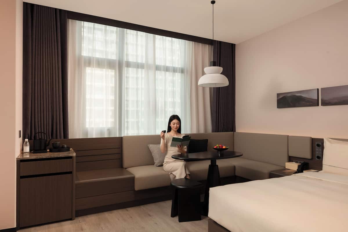 Habitación senior doble | Ropa de cama de alta calidad, edredón y camas con efecto memoria