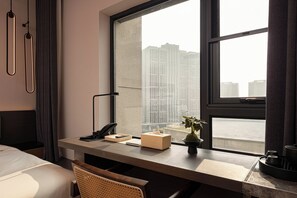 Zweibettzimmer, Stadtblick | Schreibtisch, laptopgeeigneter Arbeitsplatz, kostenloses WLAN