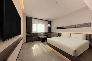 Kamar Double Premier, pemandangan kota | Seprai premium, selimut bulu angsa, busa memori, dan minibar gratis