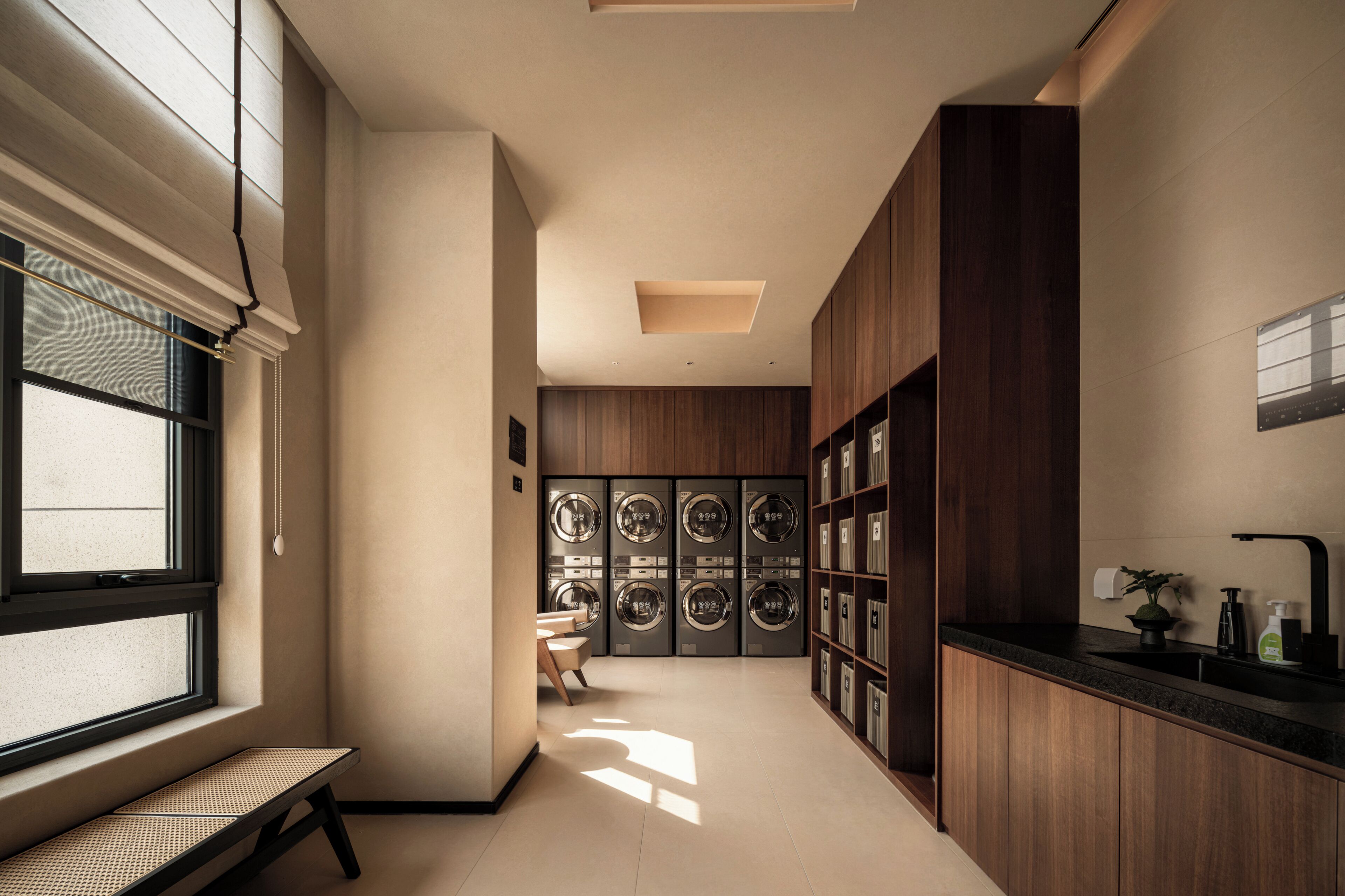 Una cocina moderna con electrodomésticos integrados, un banco y vistas a la ciudad.