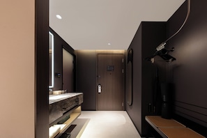 Kamar Twin Premier, pemandangan kota | Kamar mandi | Shower, pancuran hujan, pengering rambut, dan handuk