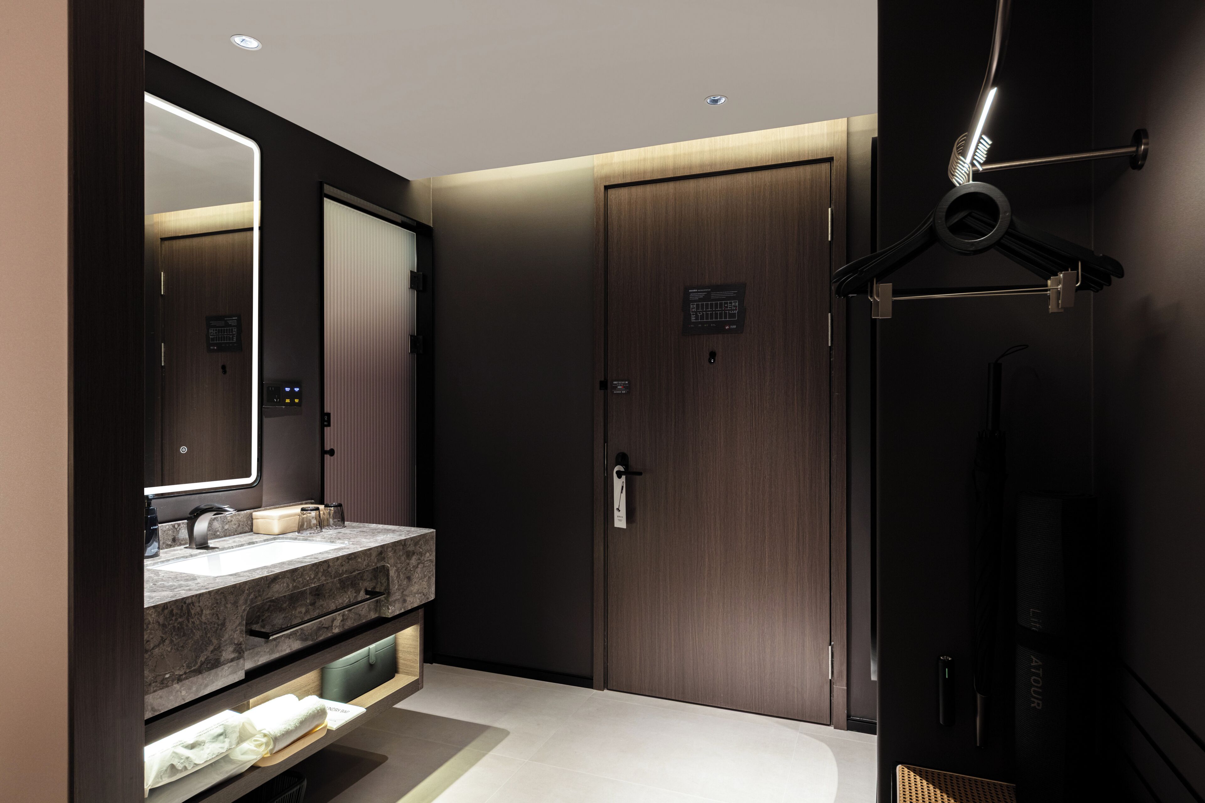 Twin Room, City View | Interior