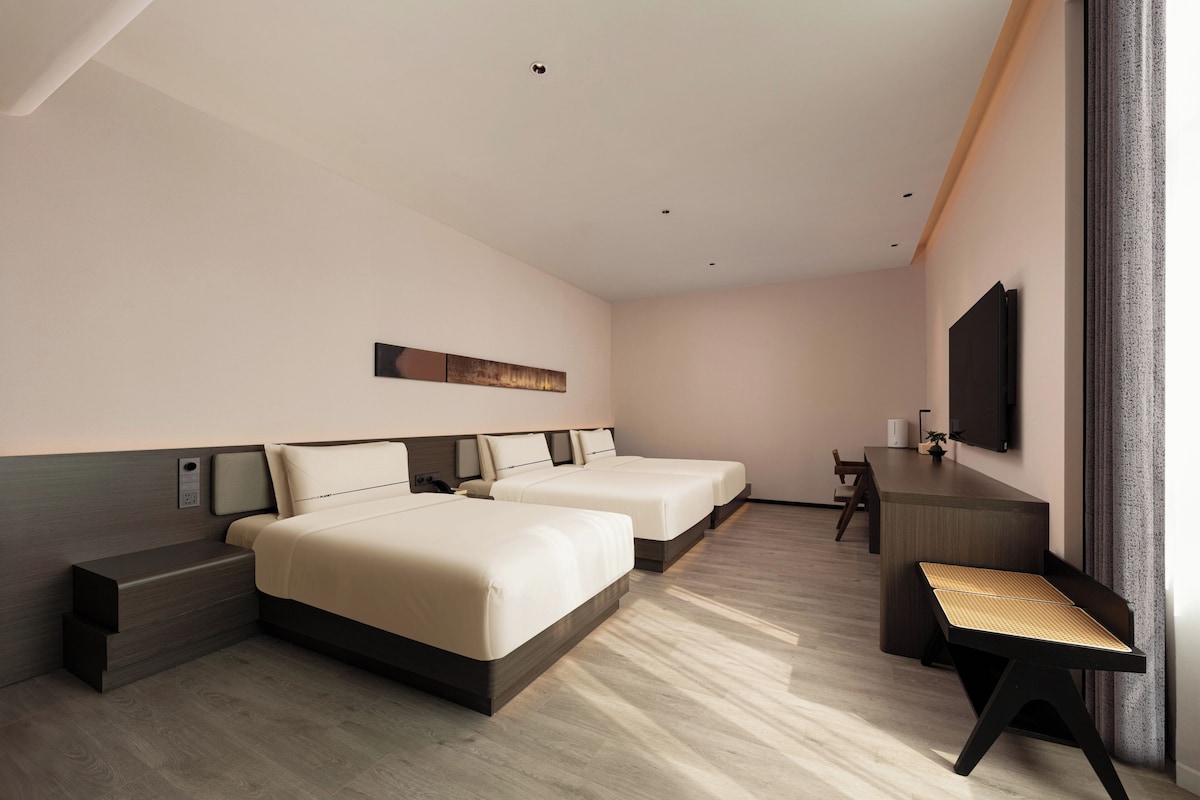 Phòng 3 có thiết kế đặc trưng, quang cảnh thành phố | Bộ đồ giường cao cấp, chăn bông, nệm cao su hoạt tính (memory foam) 