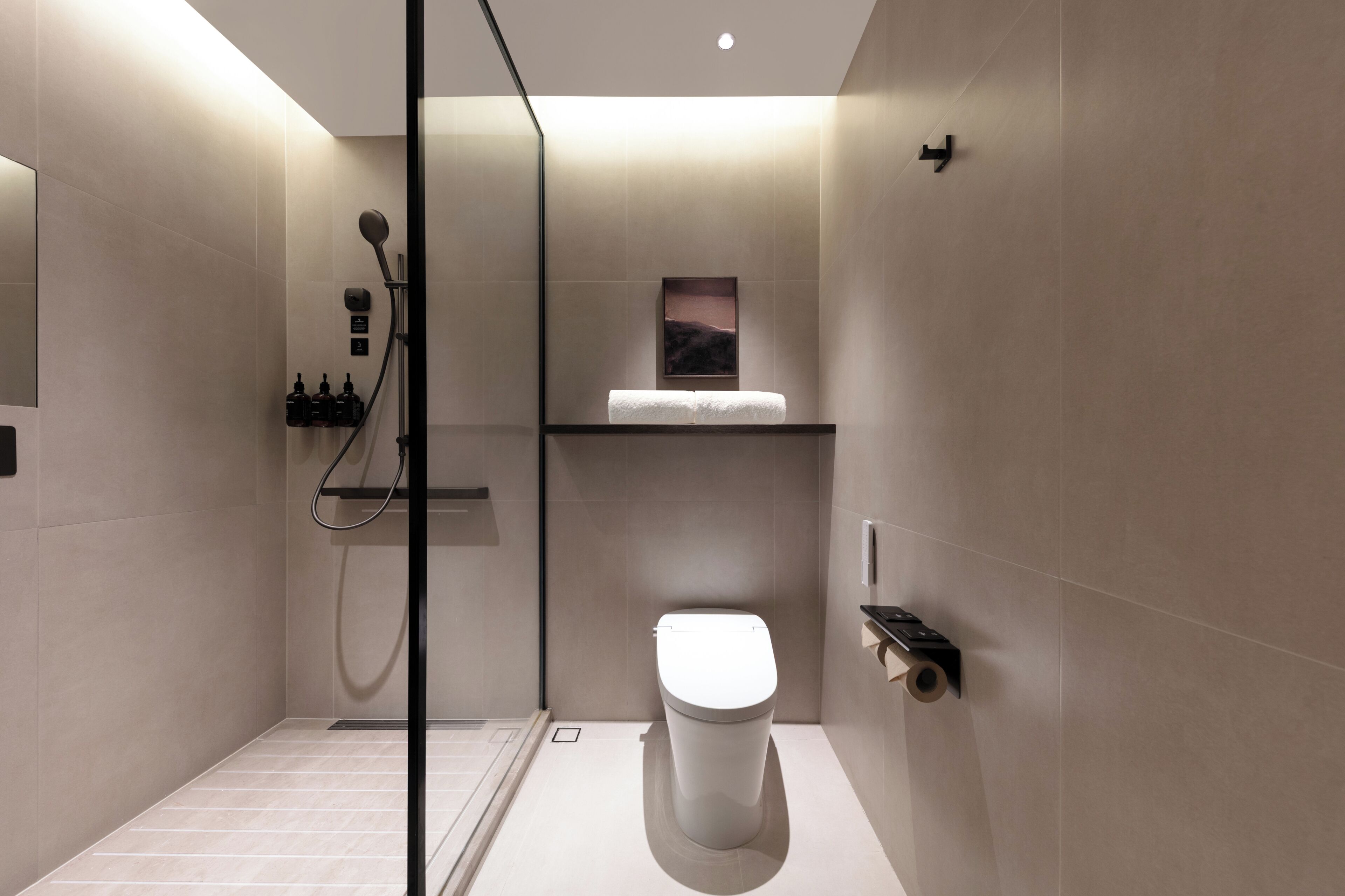 Twin Room, City View | Bathroom | Shower, hair dryer, towels