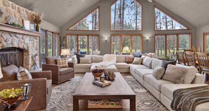 6BR Northern Fox Lodge on 17th Hole w/ Private Hot Tub & Game Room
