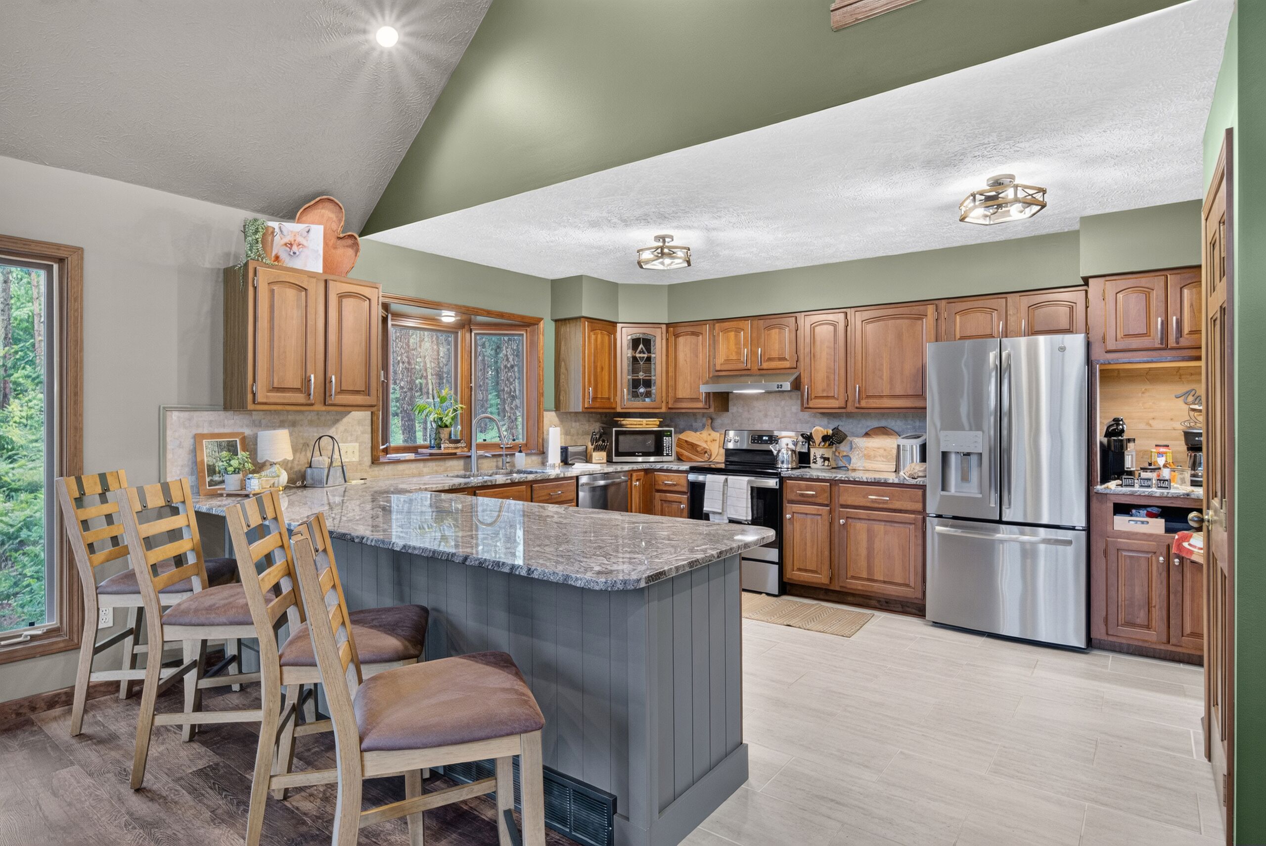 Coffee/tea maker, fridge, microwave, oven