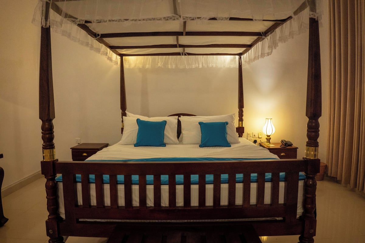 Deluxe Double Room, Ocean View | Desk, laptop workspace, iron/ironing board (on request), WiFi (free)