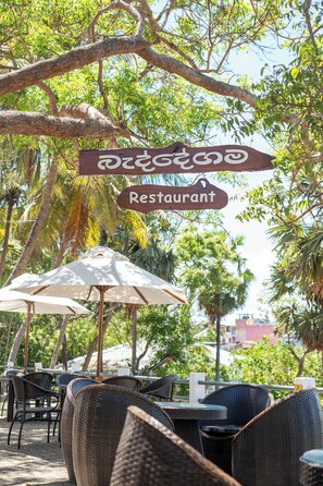 Outdoor dining - Rest House Hambantota (Hambantota)