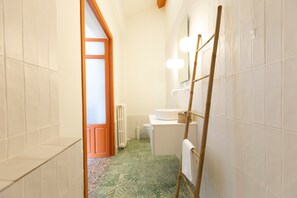 Bathroom - Raízes 22 - 6 Apartment with Shared Pool, Wi-Fi, and Air Conditioning (Puebla de Don Fadrique)