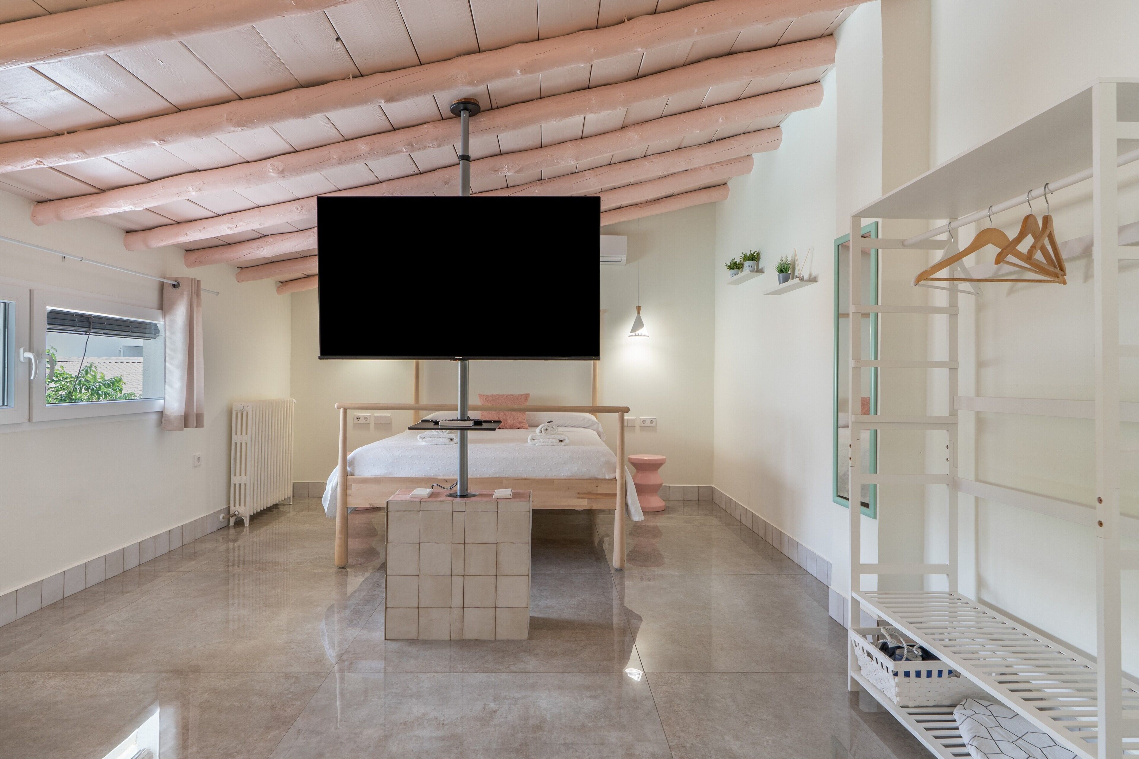 1 dormitorio, tabla de planchar con plancha, wifi y ropa de cama