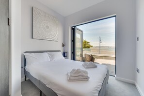 Iron/ironing board, free WiFi, bed sheets - 3 Bed in Mumbles (oc-hh620) (The Mumbles)
