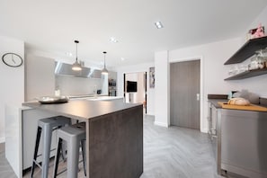 Microwave, oven, dishwasher, cookware/dishes/utensils - 3 Bed in Mumbles (oc-hh620) (The Mumbles)