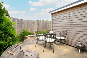Outdoor dining - 2 Bed in Mumbles (oc-hh993) (The Mumbles)