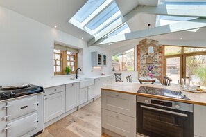 Microwave, oven, dishwasher, cookware/dishes/utensils - 5 Bed in Croyde (oc-croydb) (Croyde)