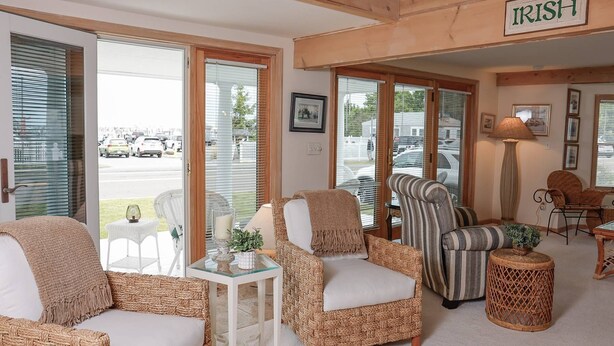 Une pièce chaleureuse, meublée de meubles en osier, avec une table en verre et une enseigne indiquant « IRISH ».