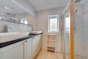 Bathroom - 8 Bed in Llanrhidian (oc-hh1235) (Llanrhidian)