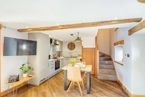 Dishwasher, high chair, cookware/dishes/utensils - 1 Bed in Bala (oc-b27365) (Bala)