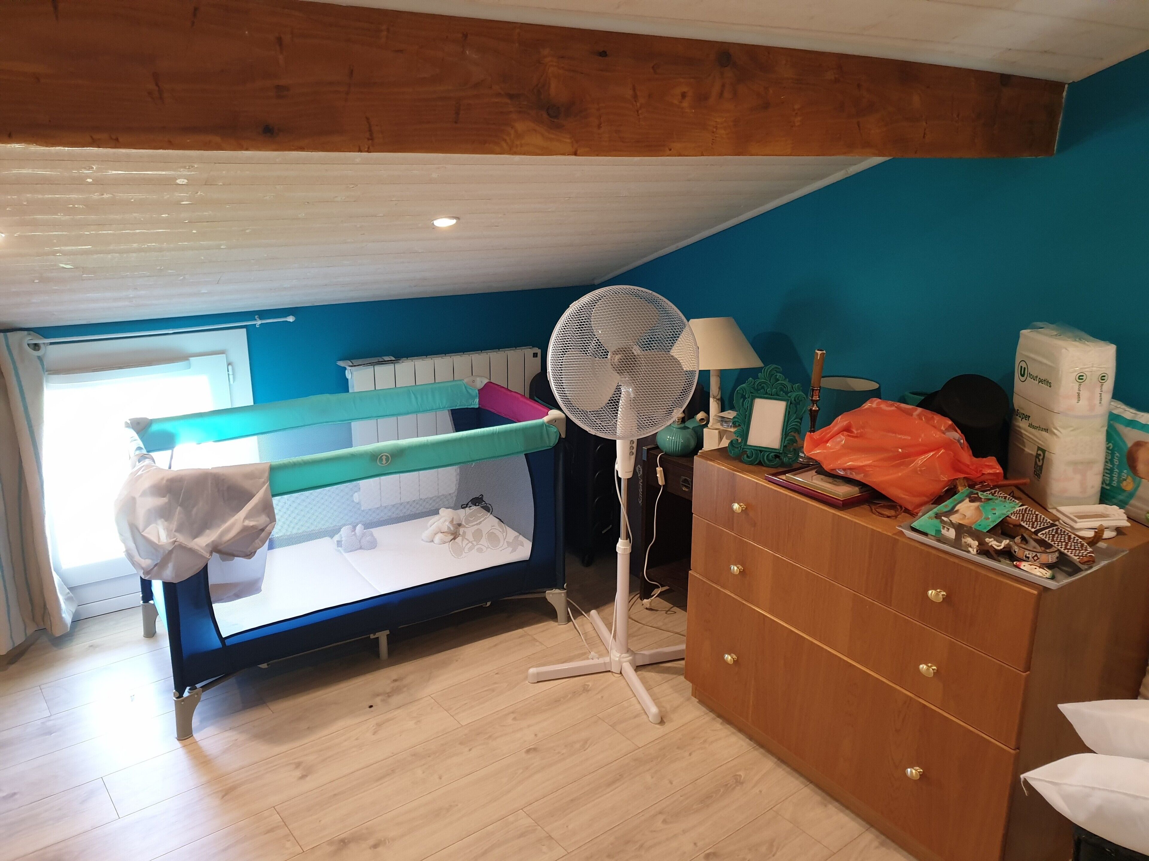 Een strijkplank/strijkijzer, wifi, beddengoed