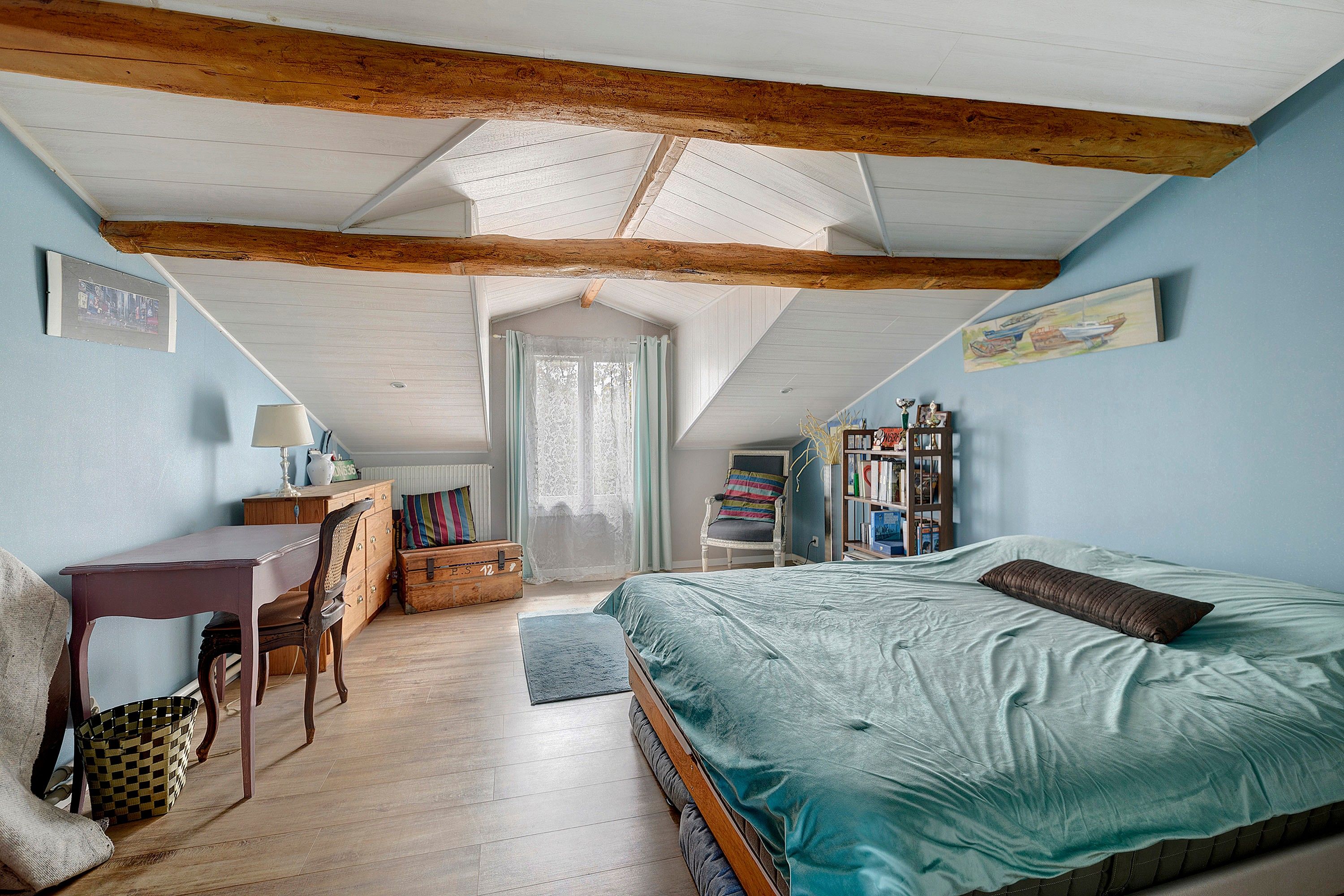6 slaapkamers, een strijkplank/strijkijzer, wifi, beddengoed
