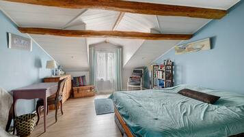 6 slaapkamers, een strijkplank/strijkijzer, wifi, beddengoed