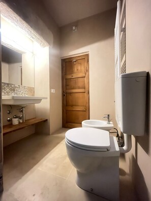 Dusche, Haartrockner, Bidet, Handtücher