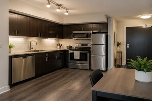 Habitación clásica | Cocina privada | Frigorífico, microondas, horno y placa de cocina