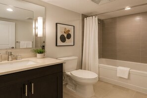 Habitación clásica | Baño | Artículos de higiene personal gratuitos, secador de pelo y toallas