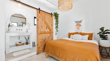 Suite Studio, vue cour intérieure | Rideaux occultants, fer et planche à repasser, Wi-Fi gratuit