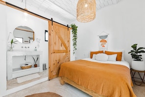 Estudi en suite bàsic, vistes al pati | Cortines opaques, planxa i posts de planxar i wifi gratuïta 