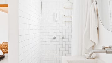 Basic Studio Suite, Courtyard View | Bathroom