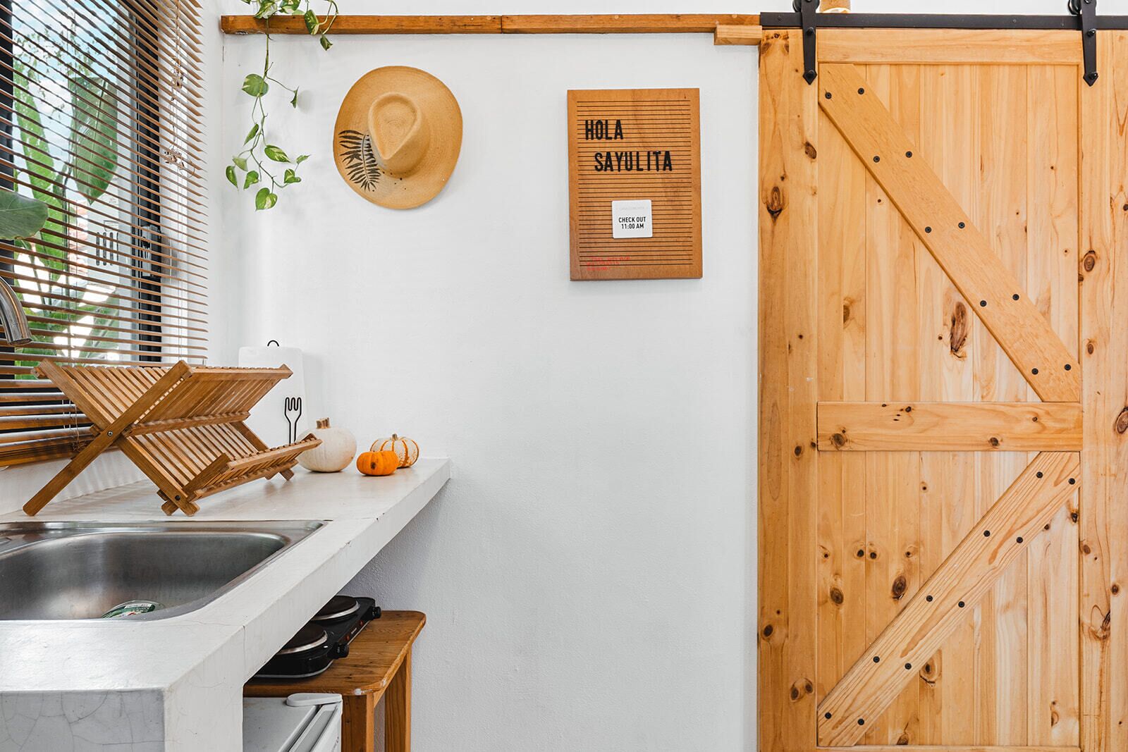 Suite Studio, vue cour intérieure | Cuisine privée | Chaise haute