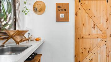 Suite Studio, vue cour intérieure | Cuisine privée | Chaise haute