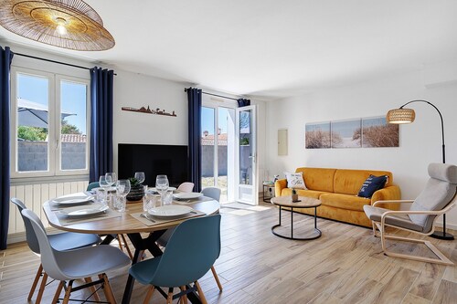 Holiday Home “L’Epine Bleue” with Private Terrace, Garden, and Wi-Fi