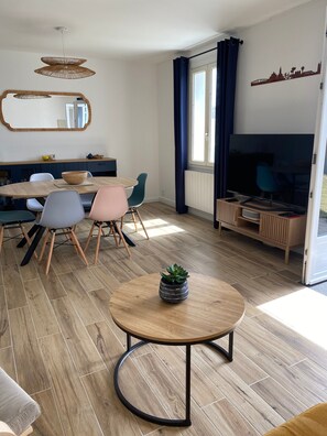 Dining - Holiday Home “L’Epine Bleue” with Private Terrace, Garden & Wi-Fi (L'Épine)