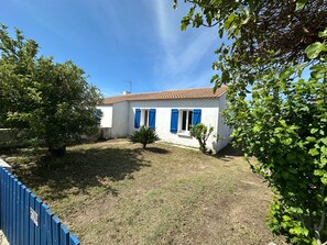 Exterior - Holiday Home “L’Epine Bleue” with Private Terrace, Garden & Wi-Fi (L'Épine)