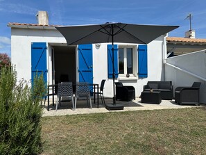 Outdoor dining - Holiday Home “L’Epine Bleue” with Private Terrace, Garden & Wi-Fi (L'Épine)