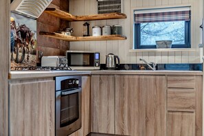 Cookware/dishes/utensils - 2 Bed in Ash (oc-o29006) (Stoke Fleming)