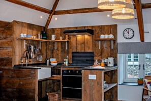 Ofen, Geschirrspüler, Hochstuhl, Kochgeschirr/Geschirr/Besteck