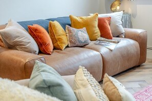 Living area - 4 Bed in Mumbles (oc-g29069) (The Mumbles)