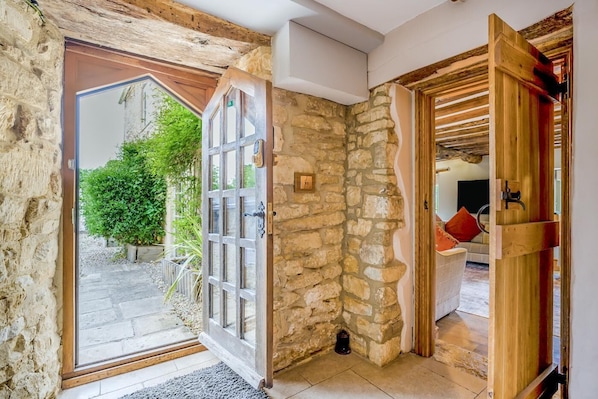 Interior - 6 Bed in France Lynch (oc-c29305) (Bournes Green)