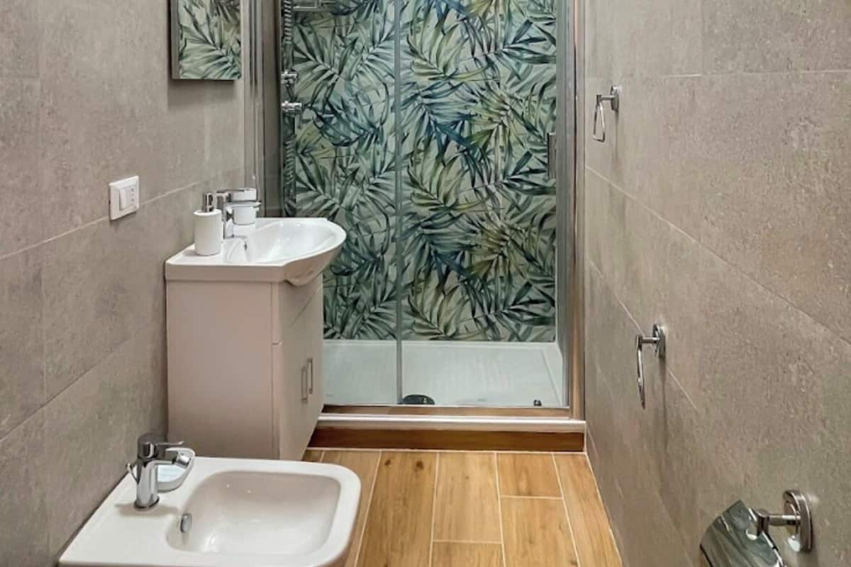 Habitación básica con 1 cama matrimonial o 2 individuales, balcón, vista a la ciudad | Baño | Regadera, secadora de cabello, toallas, jabón