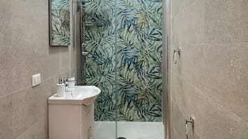 Basic-Doppel- oder -Zweibettzimmer, Balkon, Stadtblick | Badezimmer | Dusche, Haartrockner, Handtücher, Seife