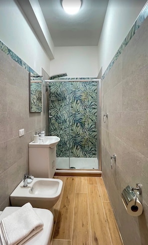 Quarto casal ou duplo básico, sacada, vista para a cidade | Banheiro | Chuveiro, secador de cabelo, toalhas de banho, sabonete