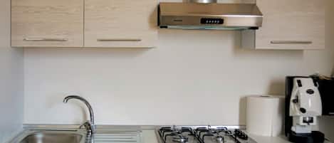 Basic Double or Twin Room, Balcony, City View | Shared kitchen | Fridge, oven, stovetop, cookware/dishes/utensils